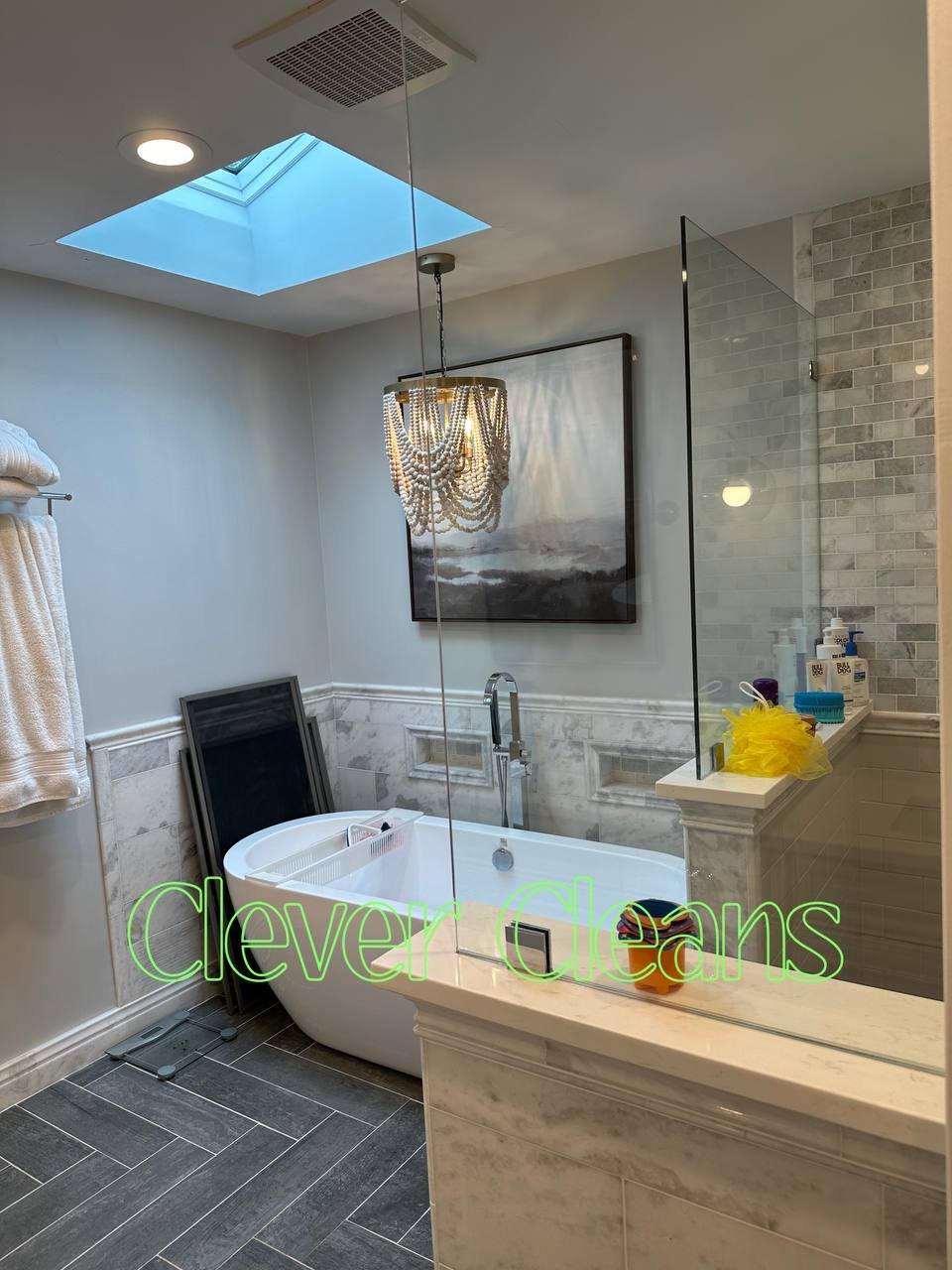 Photo of bathroom cleaning service with organized bathtub and tidy decor in Chicago.